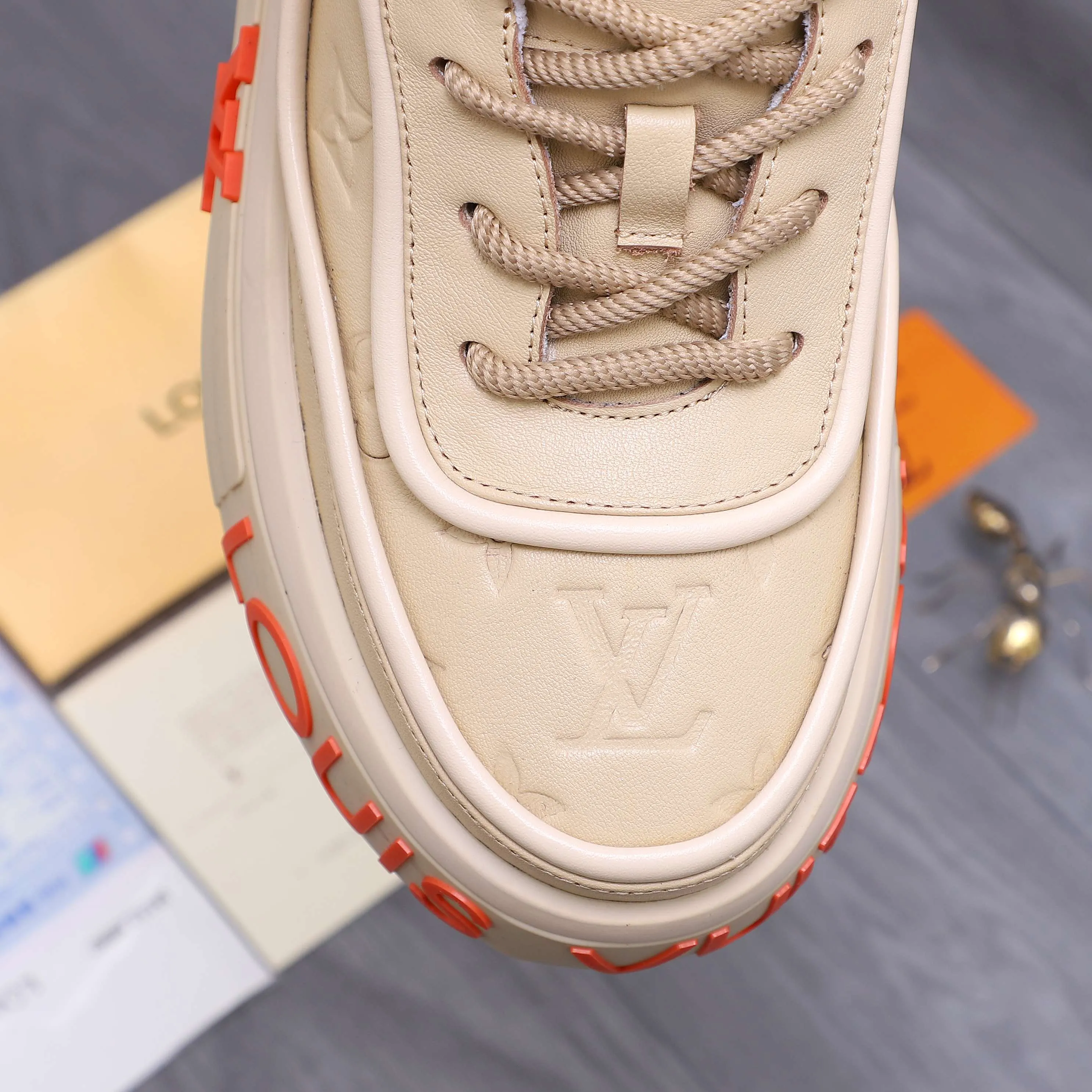 Men's shoes 💰560 Product trademark: LV [Louis Vuitton] casual shoes, regular size. Size: 38-46 (38.45.46 is custom-made and non-returnable) Product materials: Selected high-quality cowhide stitching embossed cowhide upper, cowhide insole, mesh lining, original outsole